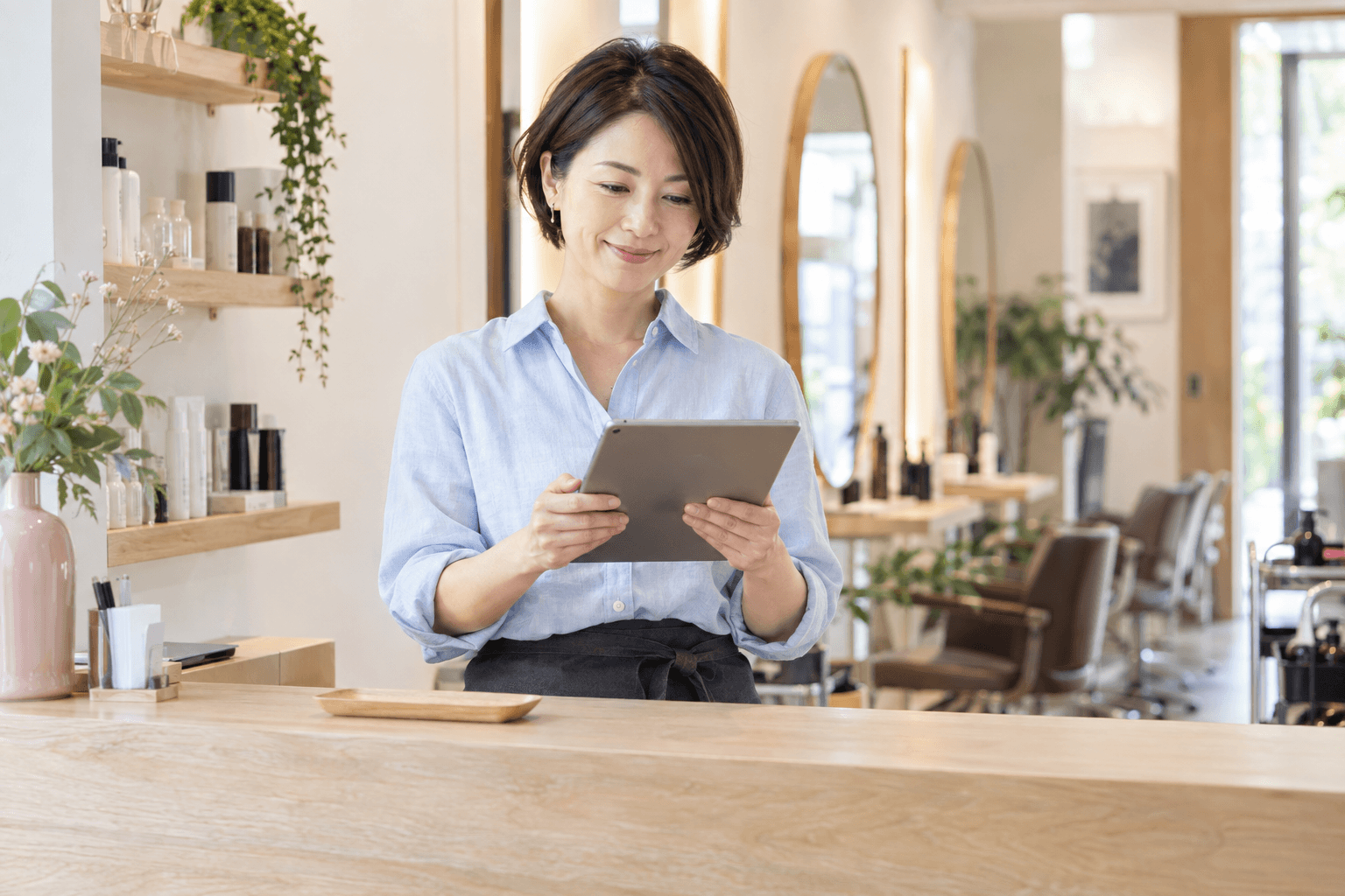 サロンでタブレットを確認するオーナーのイメージ